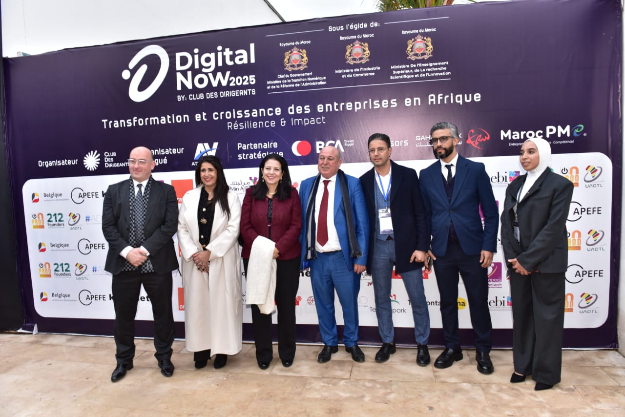 Les participants de Digital Now 2025 devant le panneau de l’événement